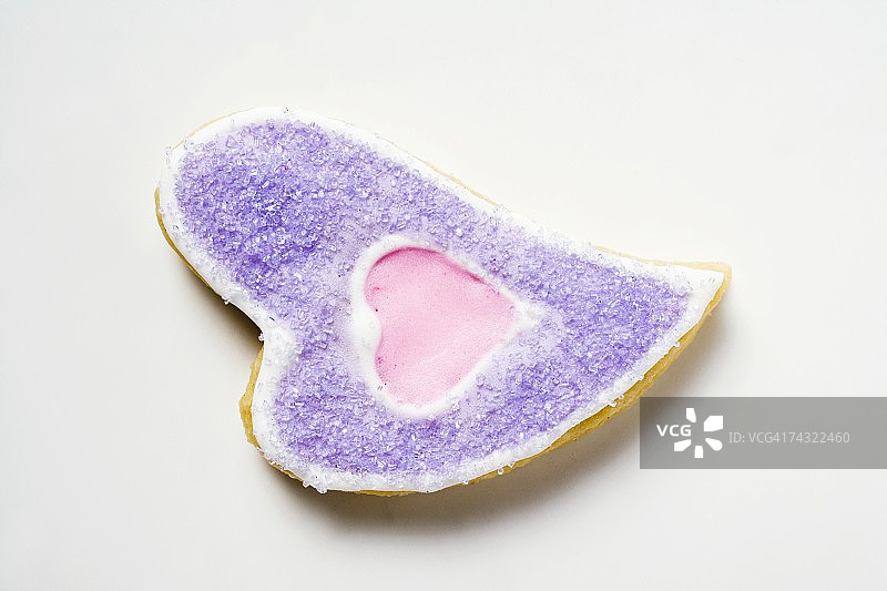 饰有淡紫色糖霜的心形饼干图片素材