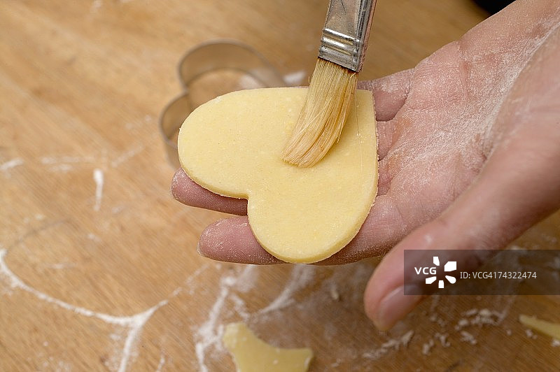 心形饼干与糕点刷图片素材