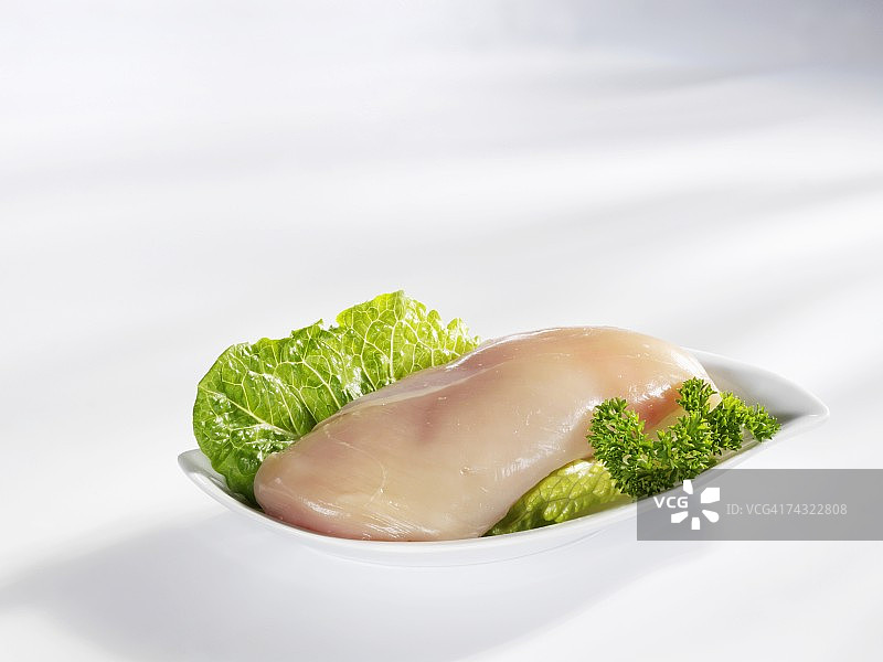 生鸡胸肉片放在生菜叶上图片素材