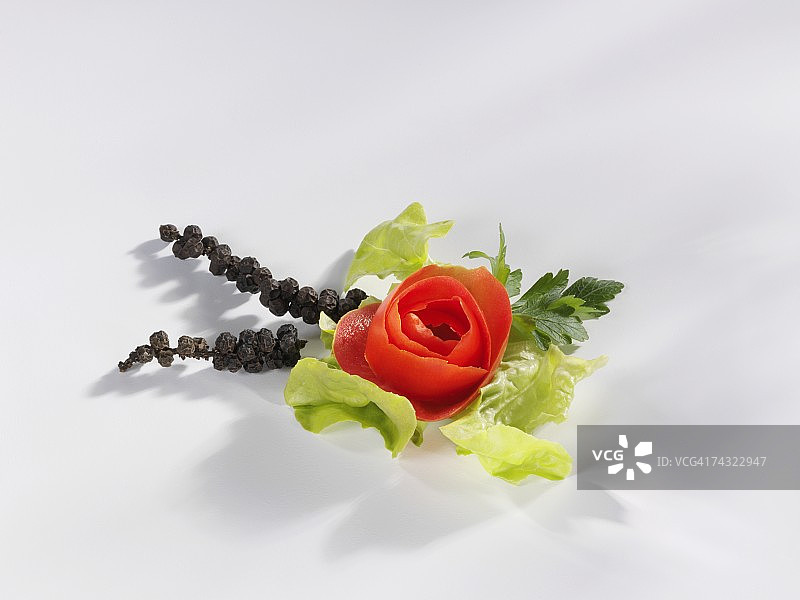 番茄玫瑰配生菜叶和胡椒串图片素材