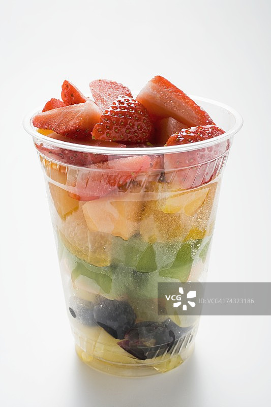 塑料杯里的水果沙拉图片素材