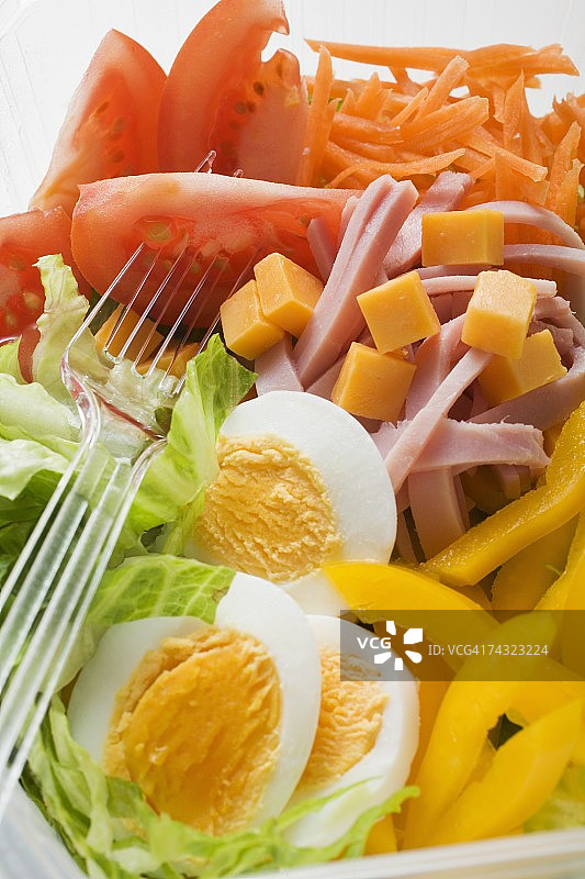 塑料容器装火腿鸡蛋什锦沙拉图片素材