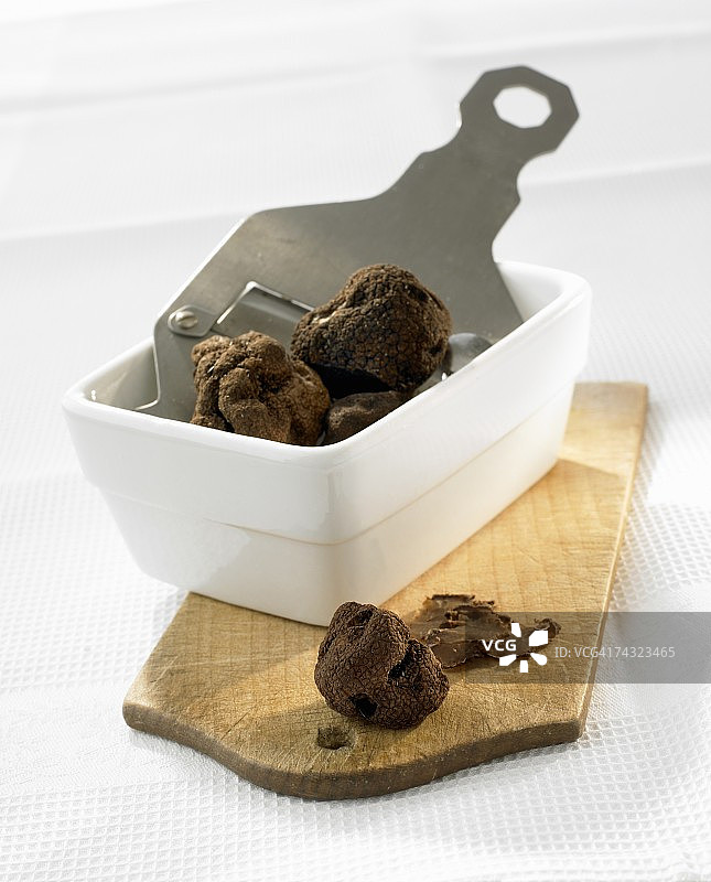 小碟中的松露和松露切片器图片素材