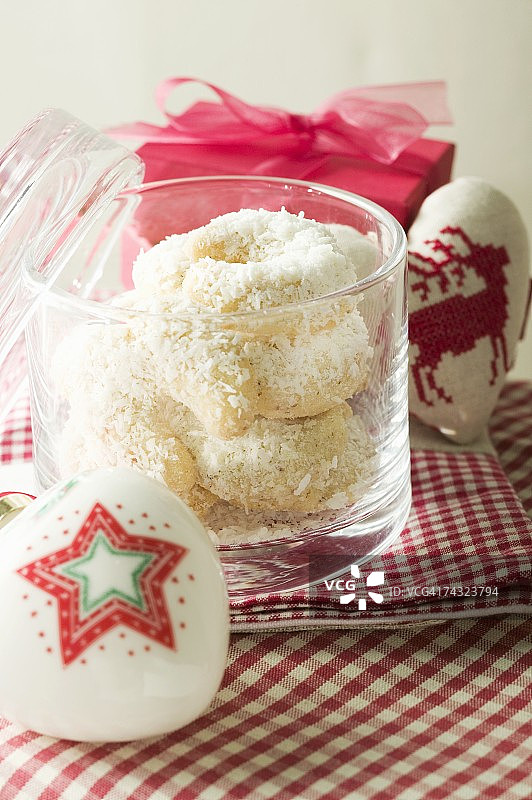 玻璃罐中带有椰蓉的香草新月饼图片素材