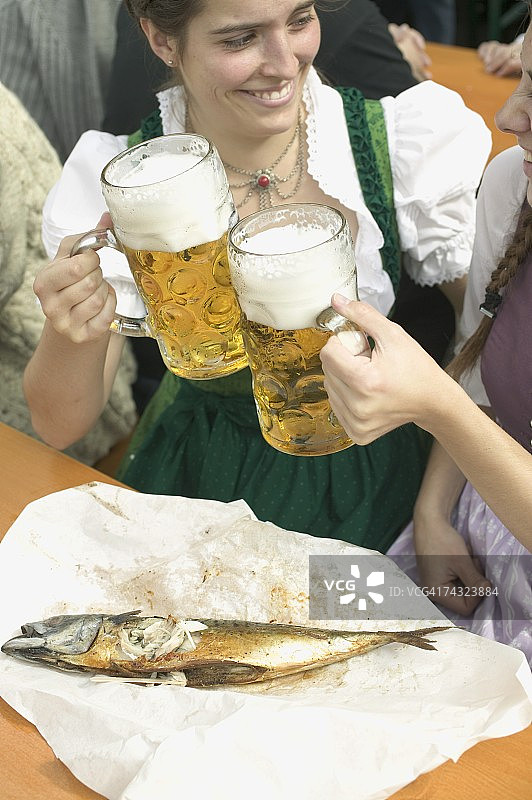 两位女士在啤酒节上举杯畅饮图片素材