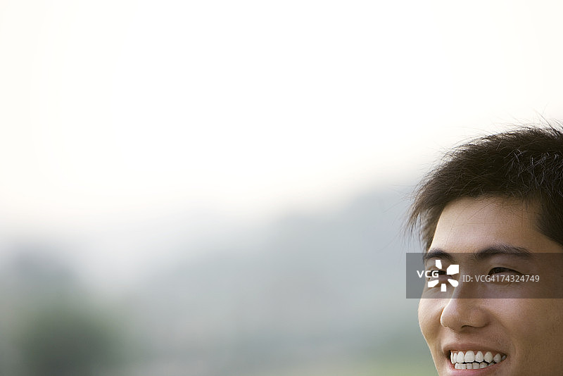 微笑的年轻男人面部特写图片素材