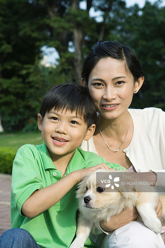 母子与狗合影肖像图片素材
