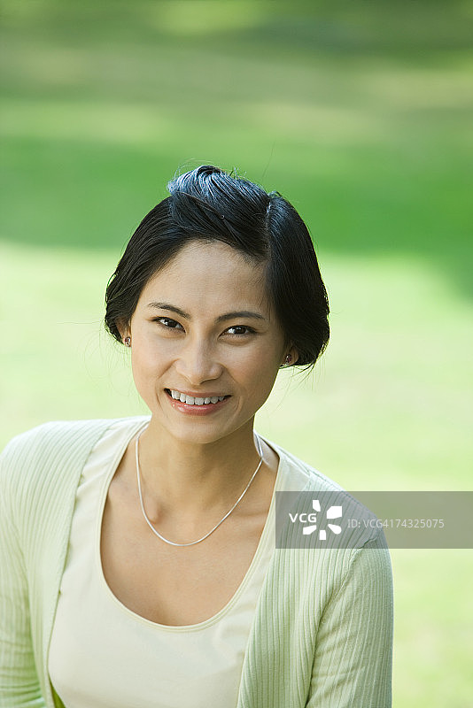 对着镜头微笑的女人肖像图片素材
