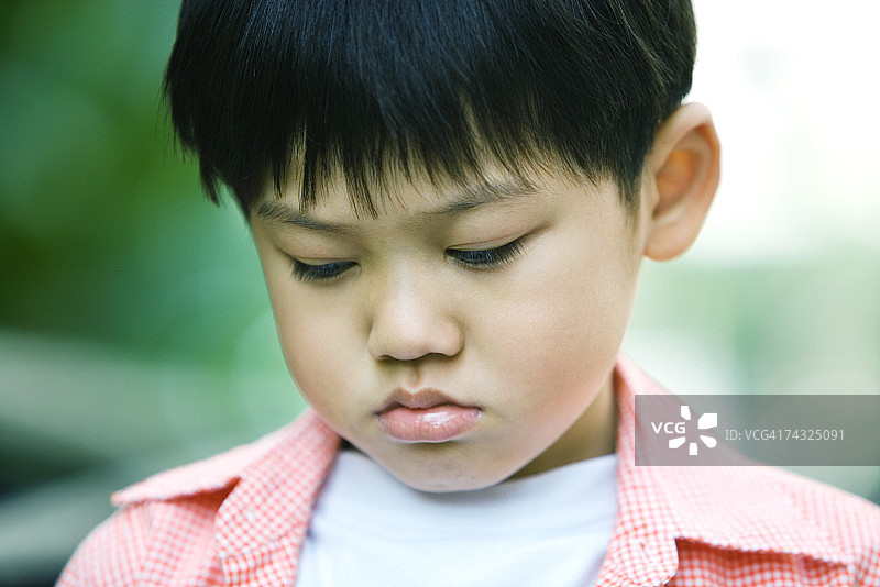 垂着眼睛的男孩肖像图片素材