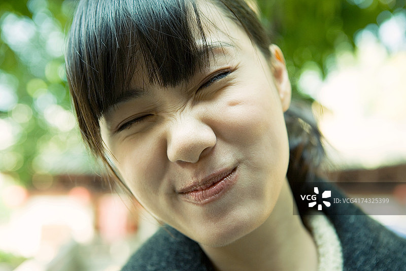女人做鬼脸，特写图片素材