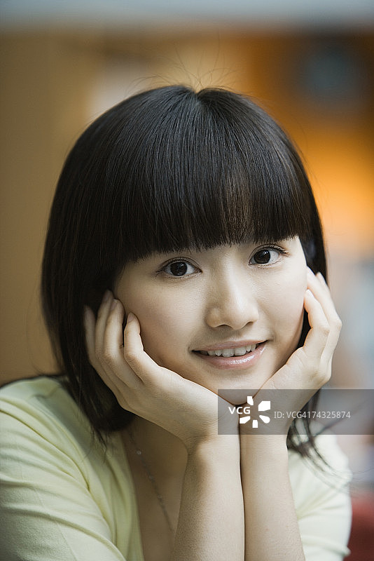 年轻女子双手抱头图片素材