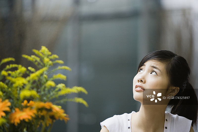 年轻女人抬头并扬起眉毛图片素材