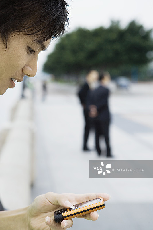 看手机的年轻男人图片素材