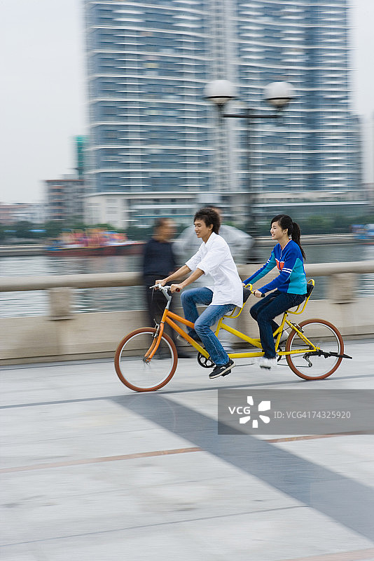 情侣骑双人自行车图片素材