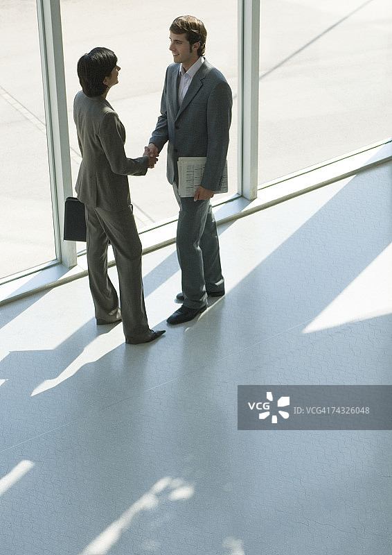 商务伙伴握手，高角度视角图片素材