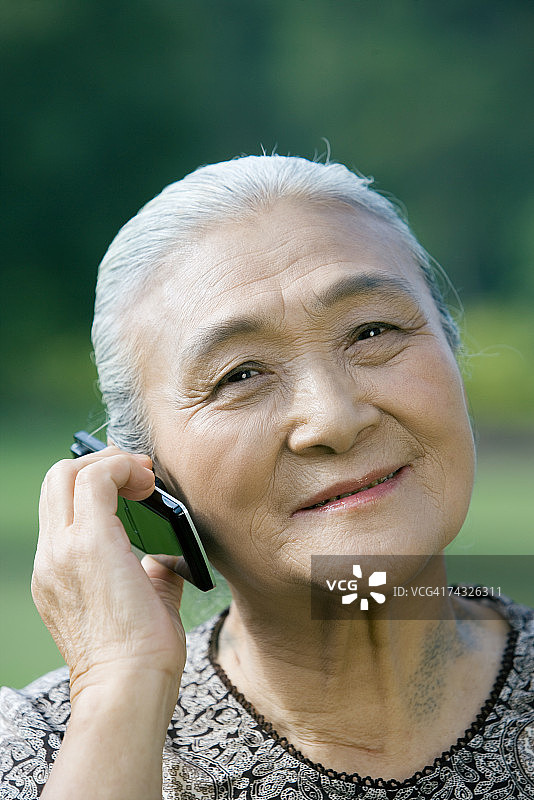 年长的女人使用手机图片素材