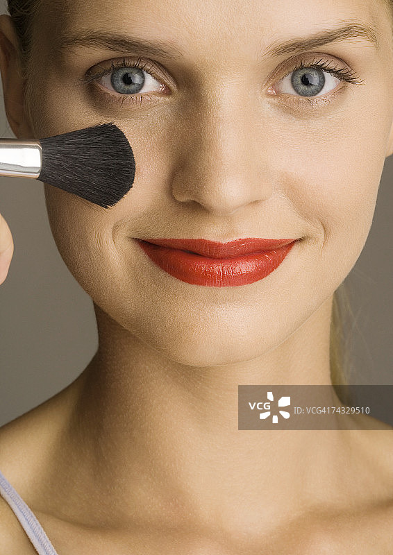 女人涂腮红图片素材