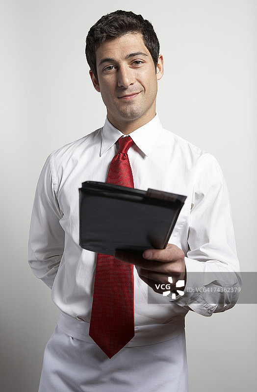 服务员出示账单，白色背景，肖像图片素材