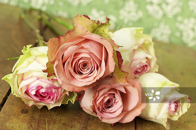 桌子上的玫瑰花束图片素材