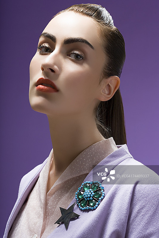 一个年轻女子的肖像图片素材