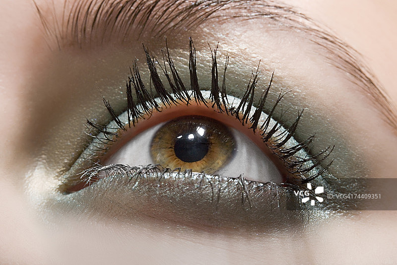 画蓝色眼影的女人图片素材