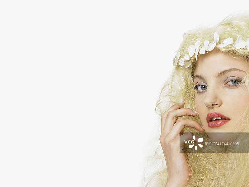 戴着头饰的金发女人图片素材