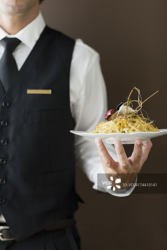 服务员手持盘子图片素材