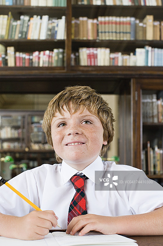 在学校的男孩图片素材