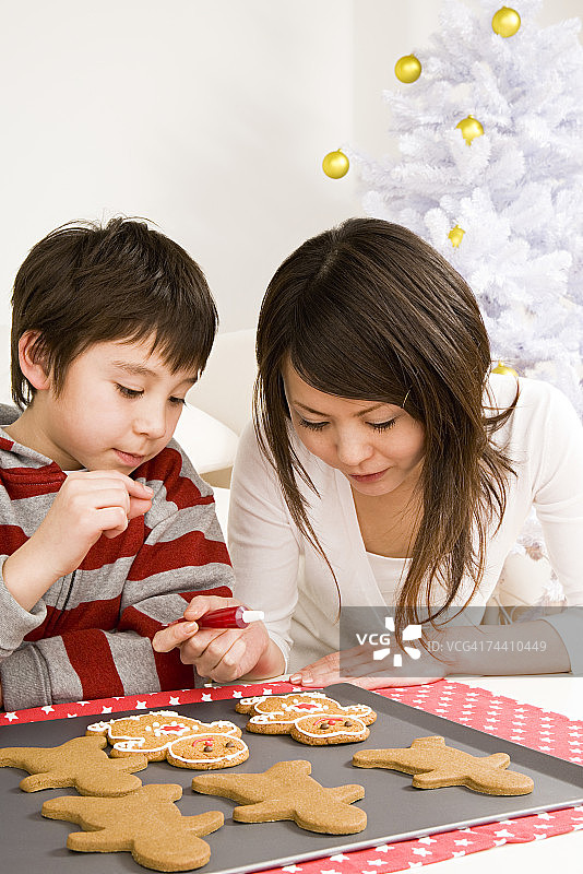 母子一起装饰姜饼人图片素材
