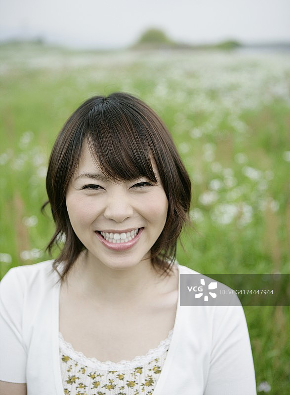 面带微笑看向镜头的日本女人图片素材