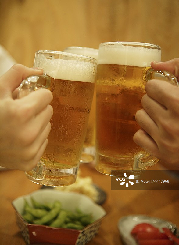 日本人居酒屋微笑碰杯祝酒图片素材