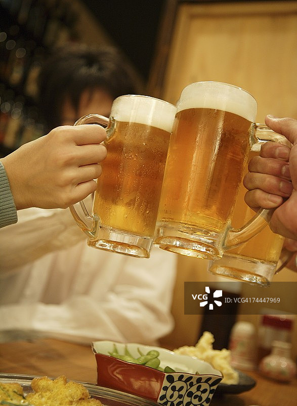 日本人居酒屋微笑碰杯祝酒图片素材