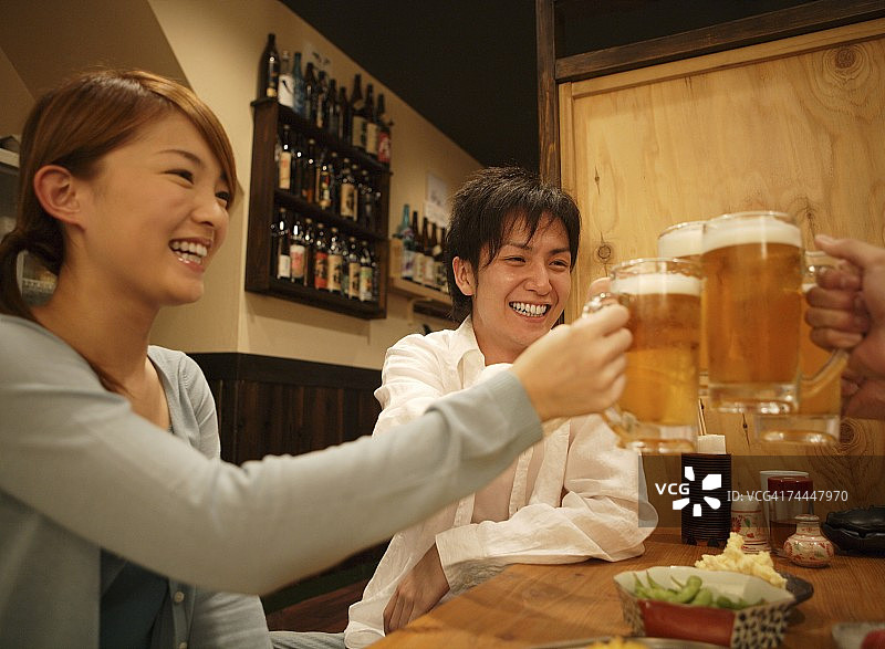日本人居酒屋微笑碰杯祝酒图片素材