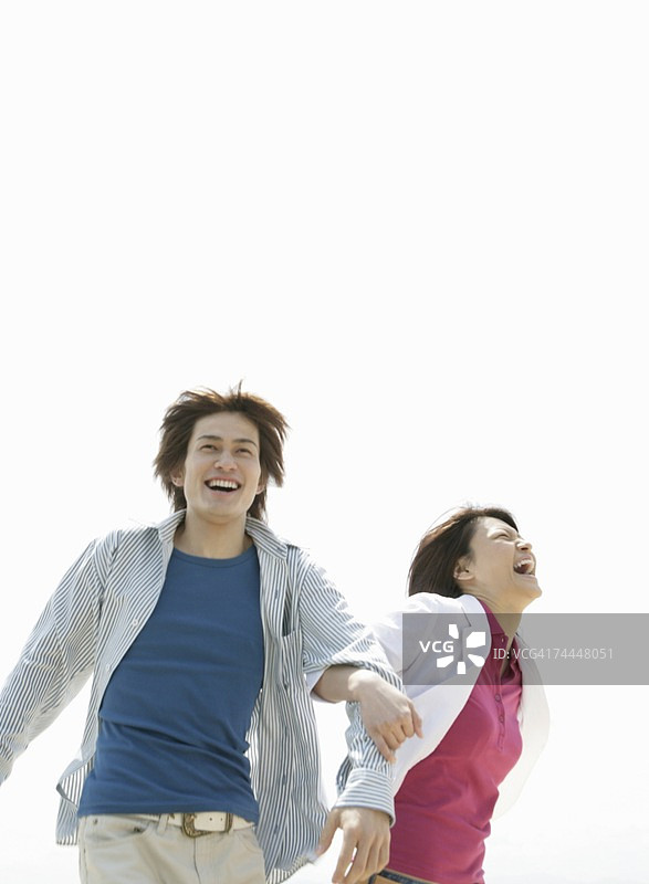 微笑的日本夫妇在散步图片素材