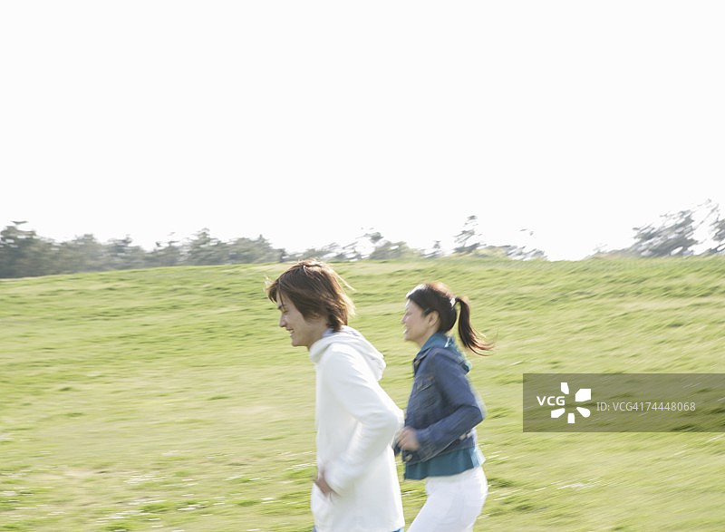 在公园跑步的日本年轻夫妇图片素材