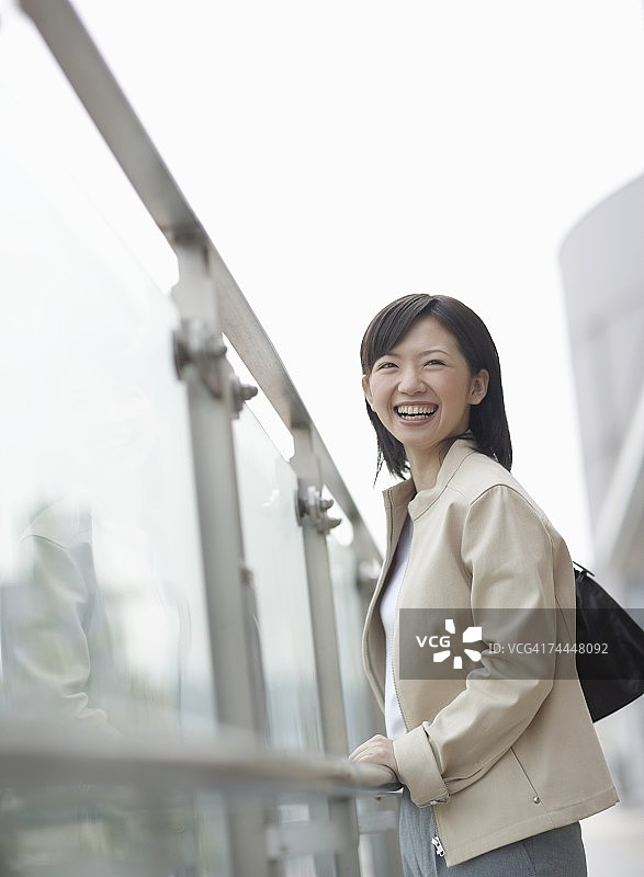 在户外微笑的日本女商人图片素材