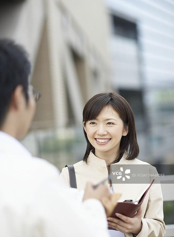与商人交谈的日本女商人图片素材