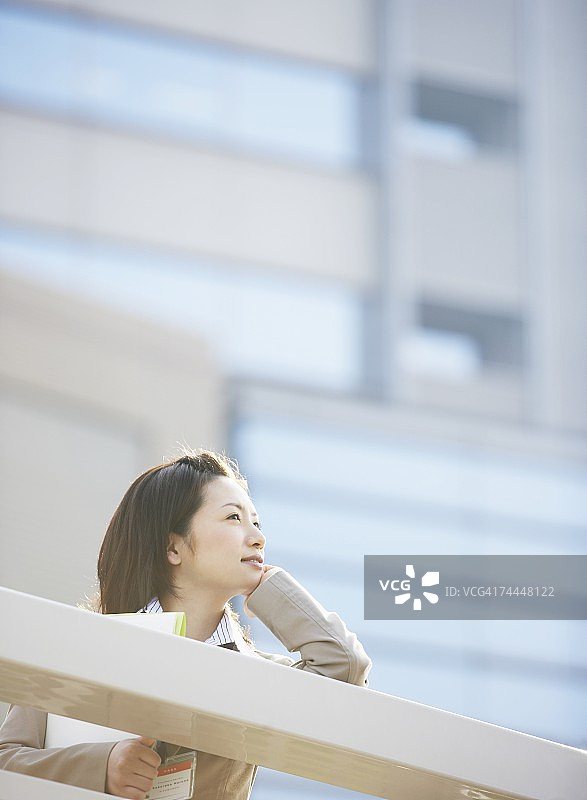 面带微笑向远处看的日本女商人图片素材