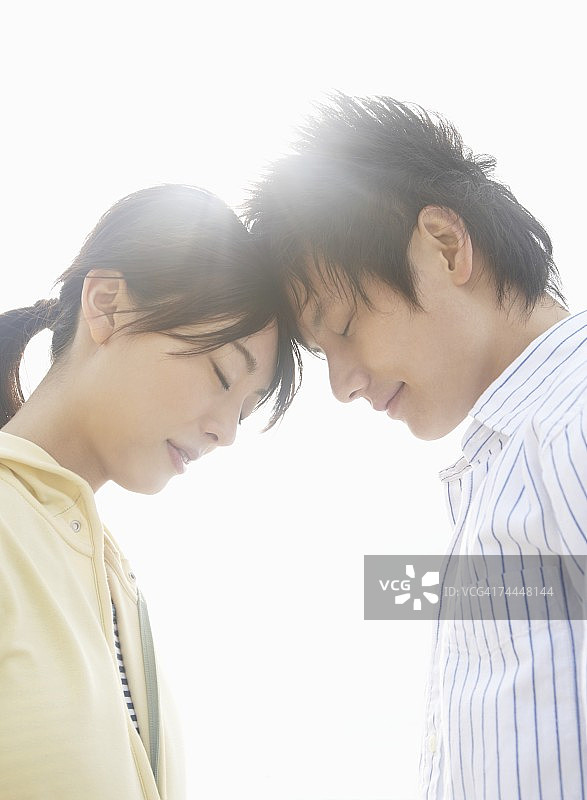 闭着眼睛的日本夫妇图片素材