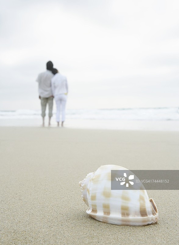 在沙滩和贝壳上站立的日本夫妇图片素材