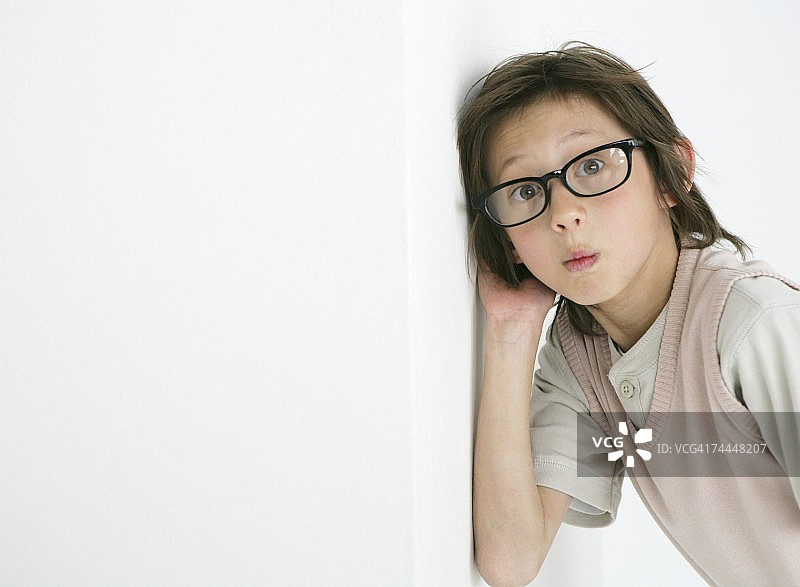 戴眼镜、竖着耳朵的美国男孩图片素材