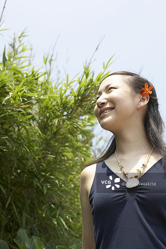 日本女人在户外抬头微笑图片素材