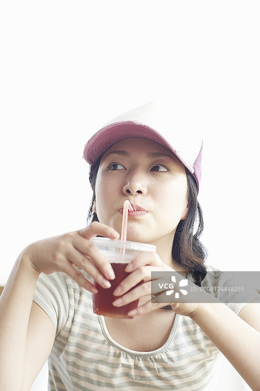 喝果汁的日本女人肖像图片素材