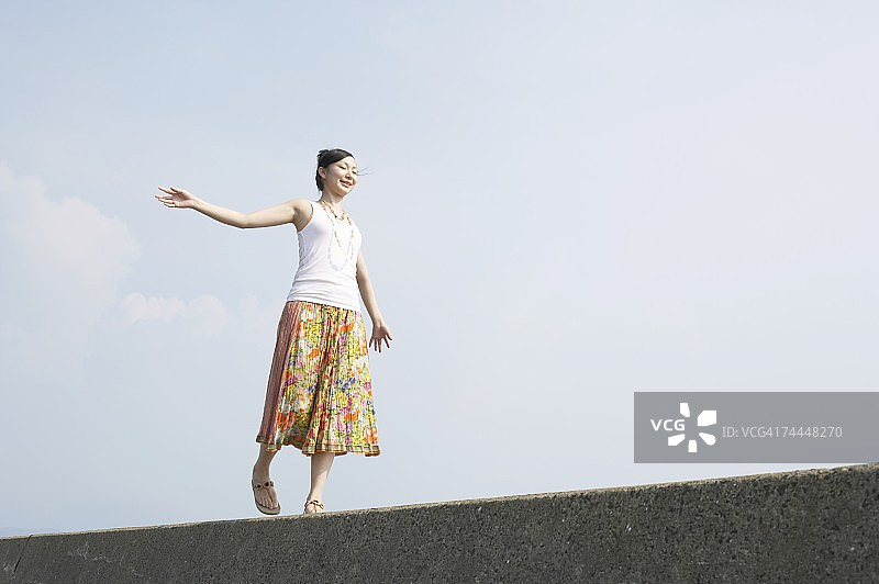 在河岸上行走的日本女人图片素材