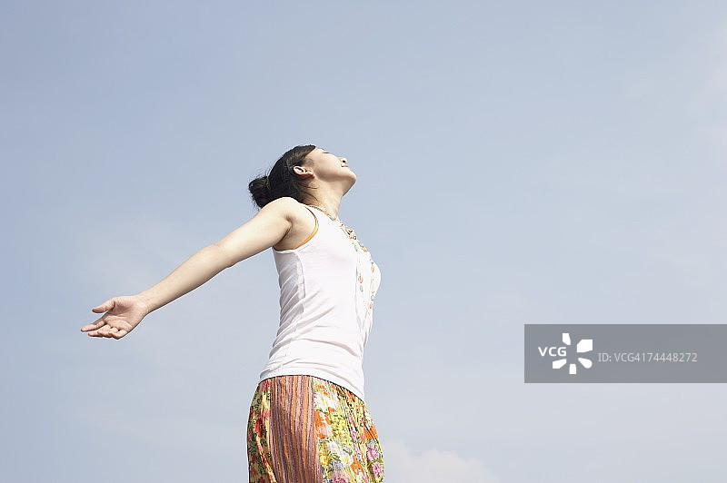 户外深呼吸的日本女人图片素材