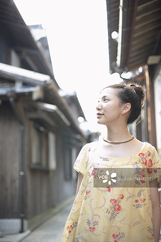 仰望天空的日本女人图片素材