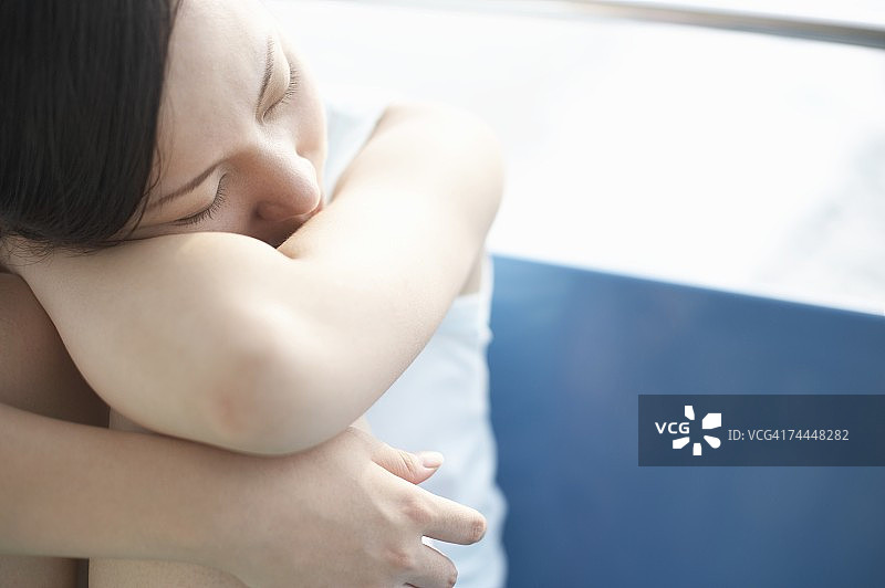 闭着眼睛坐着的日本女人图片素材