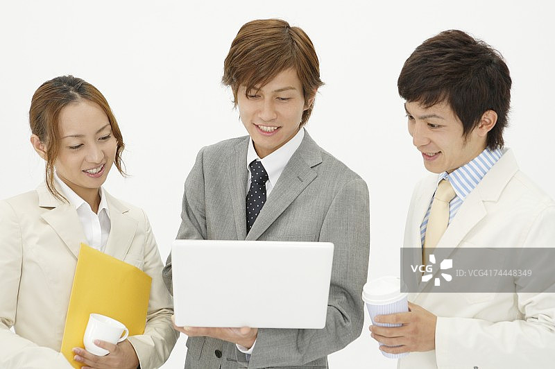日本商人们在看笔记本电脑图片素材