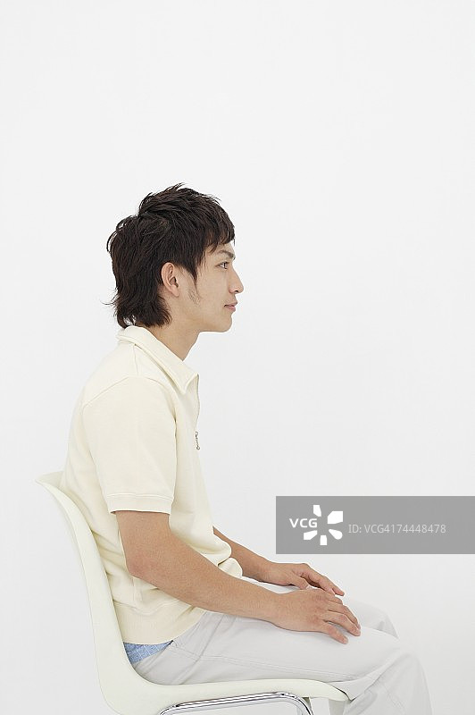 坐在椅子上的日本男人（侧面）图片素材