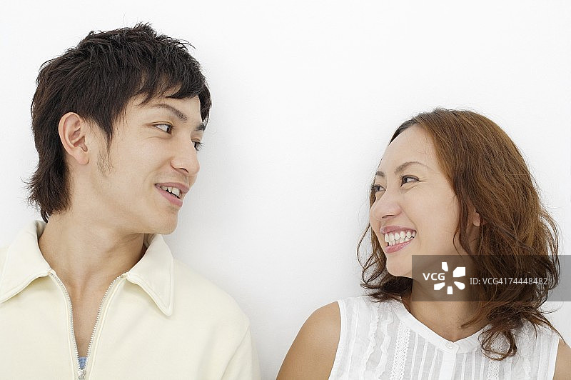 面带微笑互相对视的日本夫妇图片素材